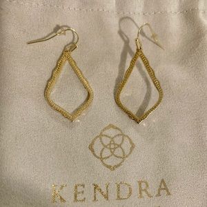 KENDRA SCOTT Sophia drop earrings in Gold